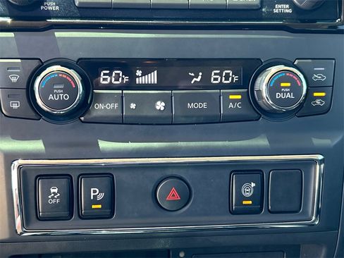 Used 2024 Nissan Titan SV w/ SV Convenience Package image 16
