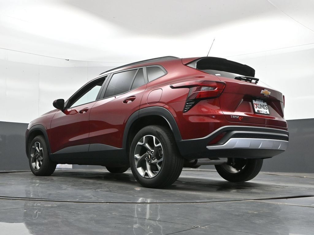 Used 2025 Chevrolet Trax LT FWD image 46