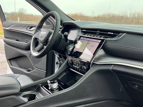 Used 2024 Jeep Grand Cherokee Limited w/ Luxury Tech Group II image 29