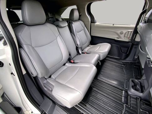 Used 2021 Toyota Sienna XLE FWD image 19