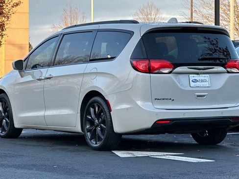Used 2020 Chrysler Pacifica Touring-L Plus image 6