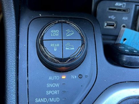 Used 2015 Jeep Cherokee Trailhawk w/ Comfort/Convenience Group image 26