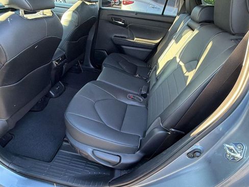 Used 2021 Toyota Highlander XLE AWD/4WD image 22