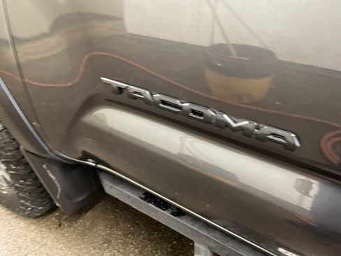 Used 2021 Toyota Tacoma TRD Off-Road w/ Technology Package AWD/4WD image 13