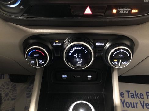 Used 2023 Hyundai Venue SEL image 30