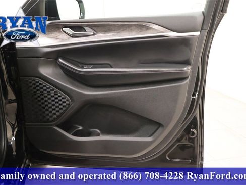 Used 2024 Jeep Grand Cherokee Limited image 15