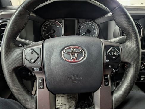 Used 2020 Toyota Tacoma TRD Off-Road AWD/4WD image 18
