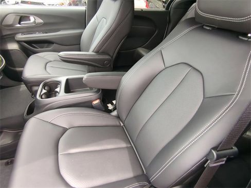 New 2026 Chrysler Voyager LX image 32