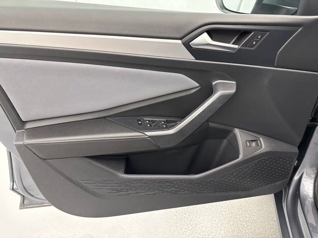 Used 2025 Volkswagen Jetta SE FWD image 17