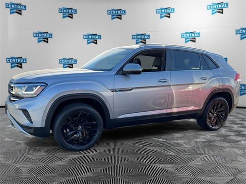 Used 2022 Volkswagen Atlas Cross Sport SE image 2