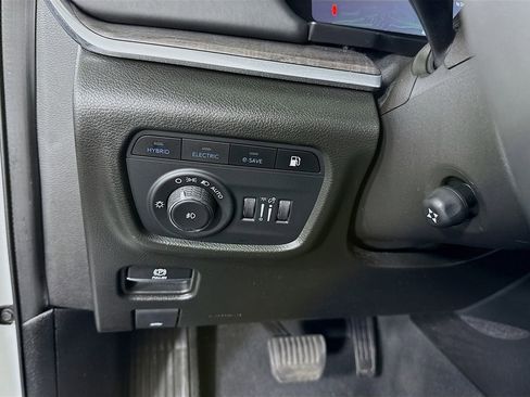 Used 2022 Jeep Grand Cherokee Overland AWD/4WD image 21
