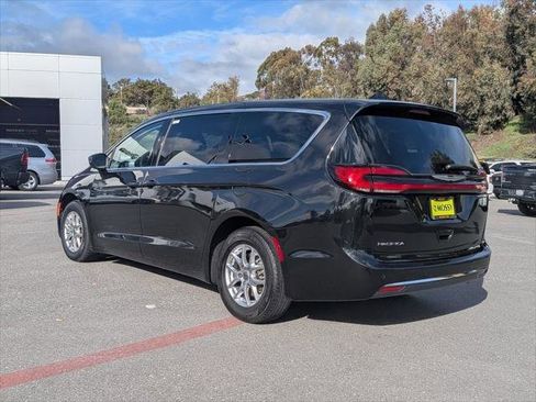 Certified 2023 Chrysler Pacifica Touring-L image 4