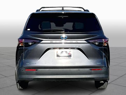 Used 2025 Toyota Sienna XLE image 5