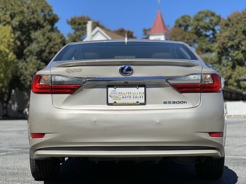 Used 2017 Lexus ES 300h w/ Luxury Package image 7