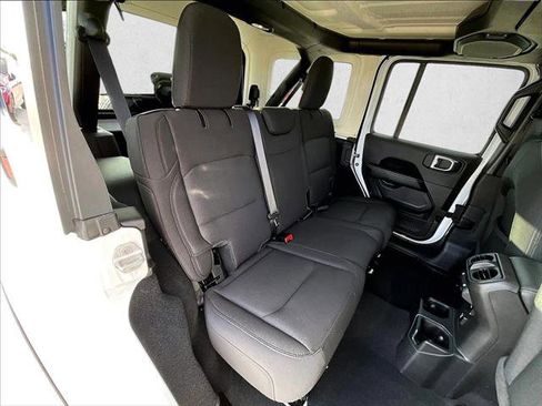 Used 2022 Jeep Wrangler Unlimited Sahara AWD/4WD image 29