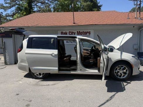 Used 2017 Chrysler Pacifica Limited w/ UConnect Theater Package FWD image 10