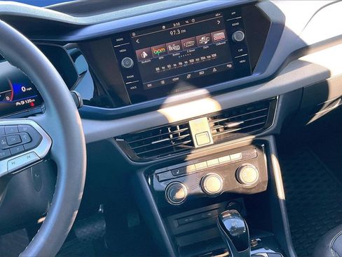 Used 2023 Volkswagen Taos SE w/ Panoramic Sunroof Package image 9