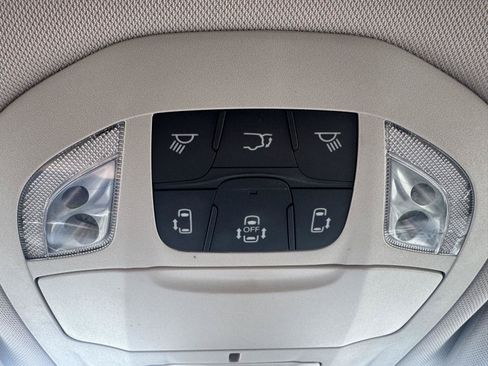 Used 2023 Chrysler Pacifica Touring-L FWD image 19