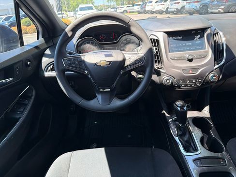 Used 2017 Chevrolet Cruze LT w/ Convenience Package FWD image 2