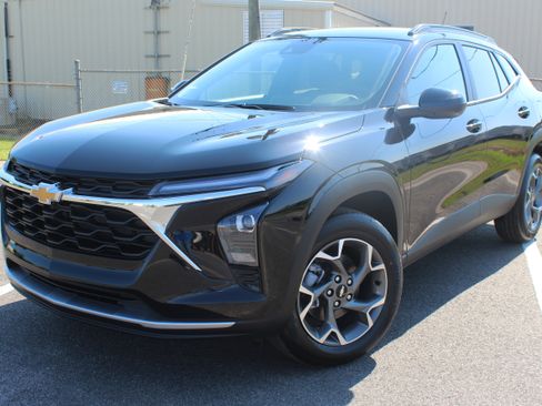 New 2025 Chevrolet Trax LT w/ Driver Confidence Package image 1