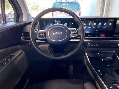 Used 2026 Kia Carnival FWD image 5