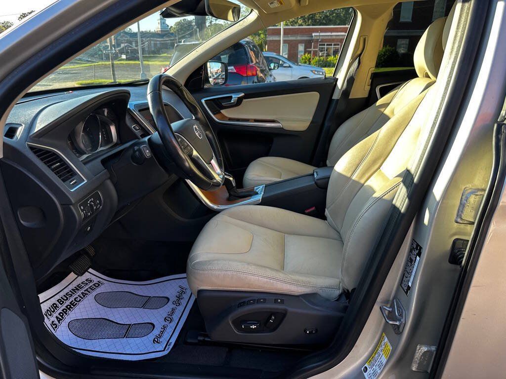 Used 2017 Volvo XC60 T5 Inscription w/ Preferred Option Package FWD image 11