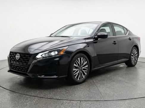 Used 2025 Nissan Altima 2.5 SV FWD image 3