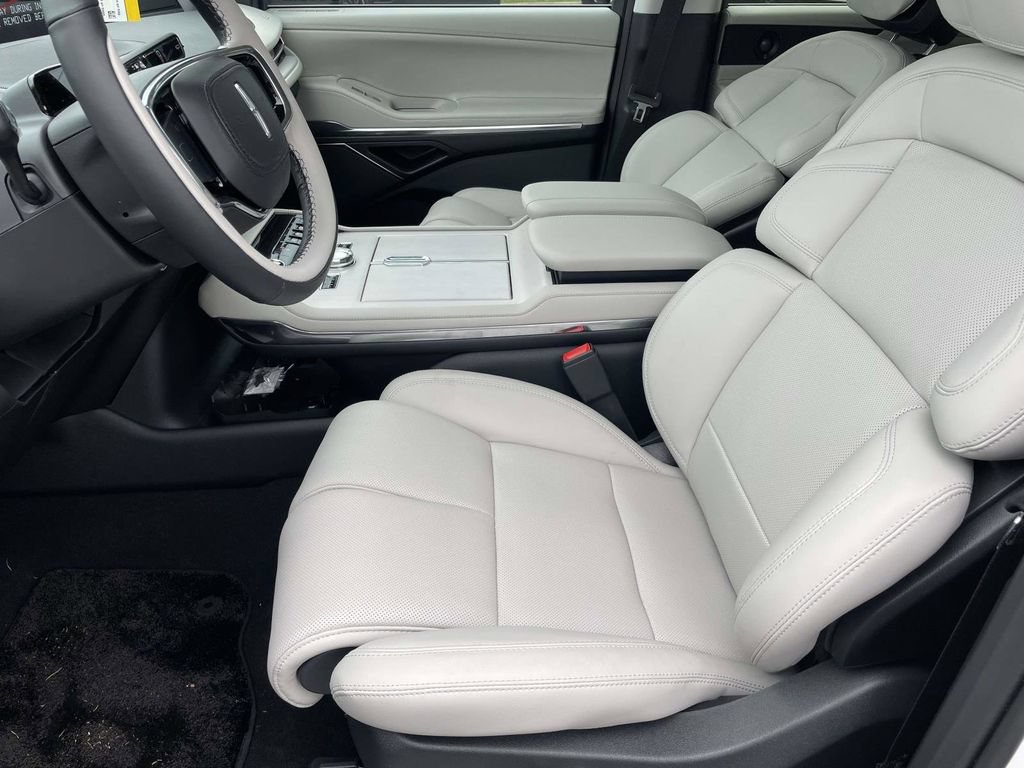 New 2026 Lincoln Navigator Premiere AWD/4WD image 13