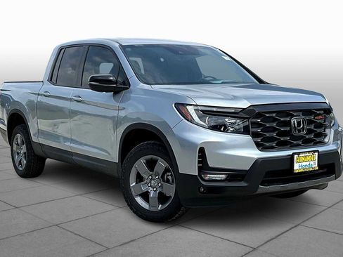 Used 2025 Honda Ridgeline TrailSport image 2