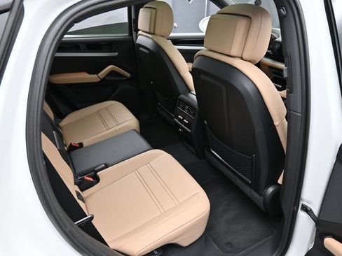 Certified 2025 Porsche Cayenne Coupe AWD/4WD image 29