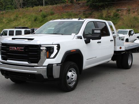 Used 2025 GMC Sierra 3500 Pro w/ Convenience Package AWD/4WD image 3