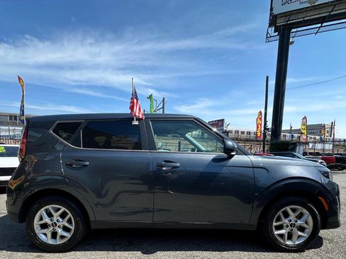 Used 2024 Kia Soul LX w/ Option Group 015 FWD image 3