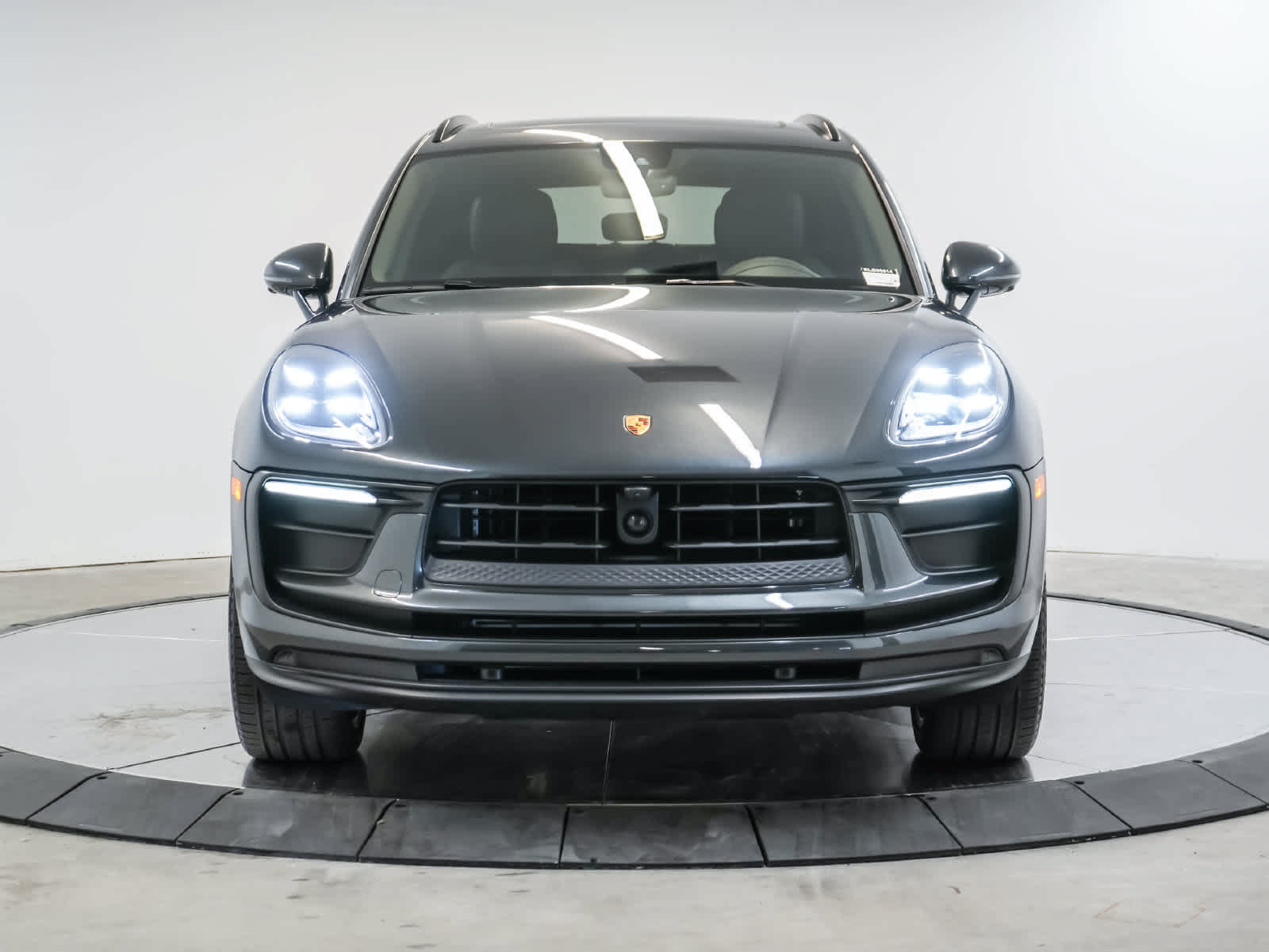 Certified 2024 Porsche Macan AWD/4WD image 6