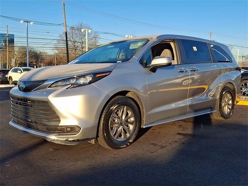 Certified 2024 Toyota Sienna LE image 4