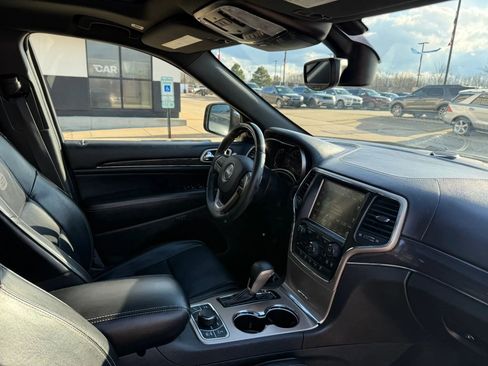 Used 2017 Jeep Grand Cherokee Overland image 25
