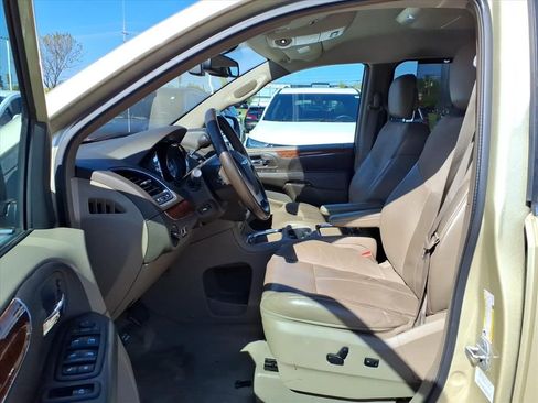 Used 2011 Chrysler Town & Country Limited image 16