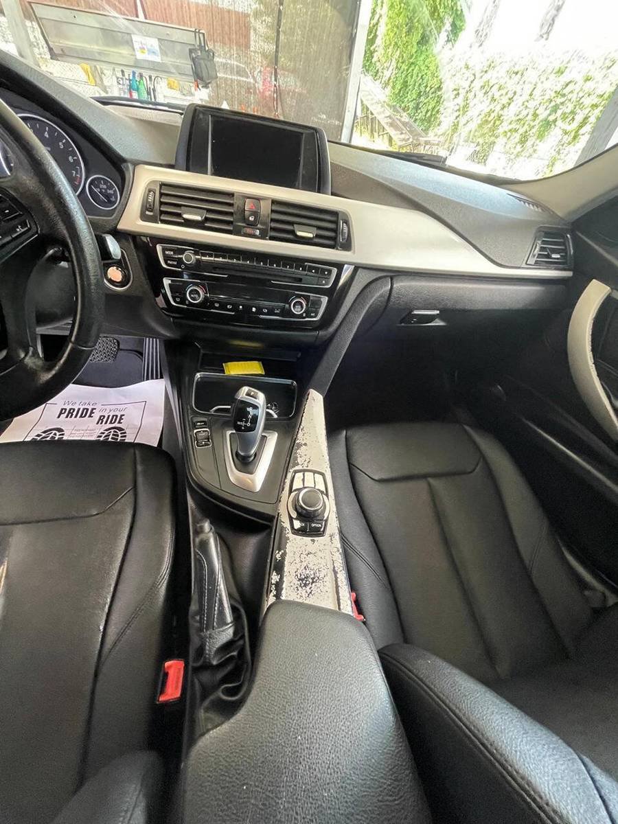 Used 2018 BMW 320i Sedan RWD image 12