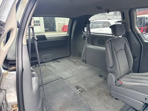 Used 2005 Chrysler Town & Country LX w/ Popular Equipment Group II FWD image 11