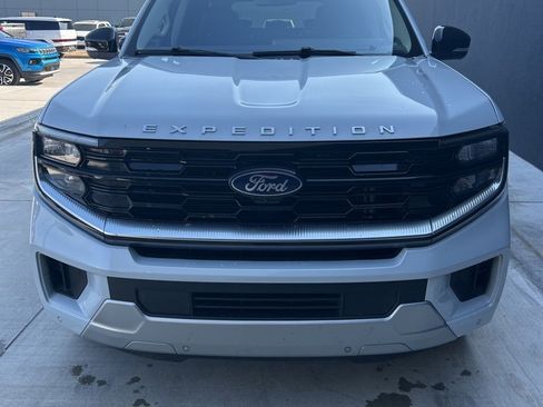 Used 2025 Ford Expedition Platinum image 2
