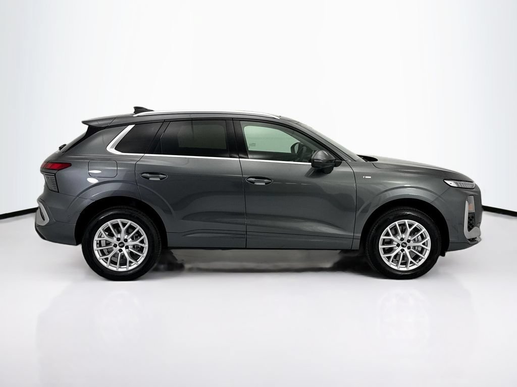 Used 2026 Audi Q3 quattro 2.0T w/ Driver Assistance Package AWD/4WD image 4