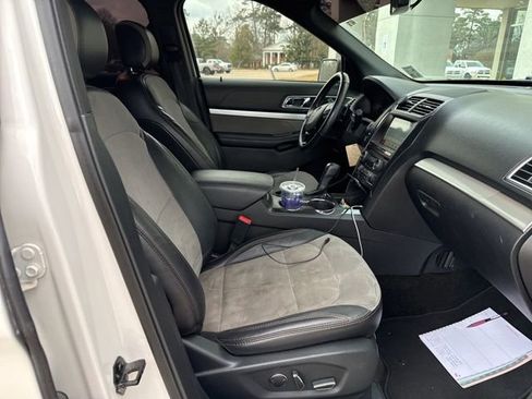 Used 2017 Ford Explorer XLT w/ Equipment Group 202A image 4