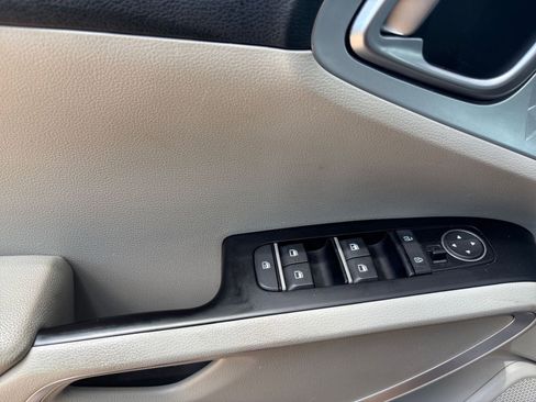Used 2025 Kia Soul LX w/ LX Technology Package FWD image 18