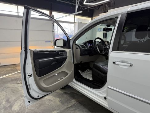 Used 2015 Chrysler Town & Country Touring-L w/ Driver Convenience Group image 9