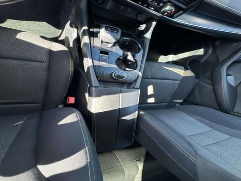 Used 2024 Nissan Rogue SV image 24