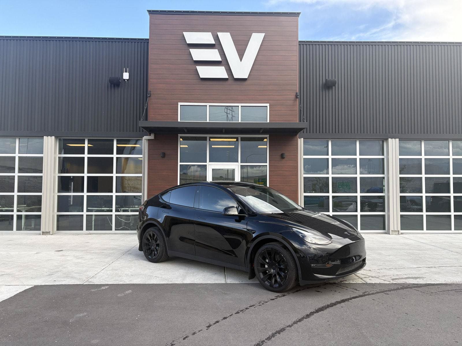 Used 2024 Tesla Model Y Long Range AWD/4WD image 1