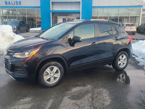 Used 2022 Chevrolet Trax LT w/ LT Convenience Package image 2