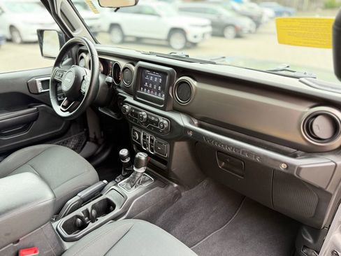 Used 2018 Jeep Wrangler Unlimited Sport S AWD/4WD image 19