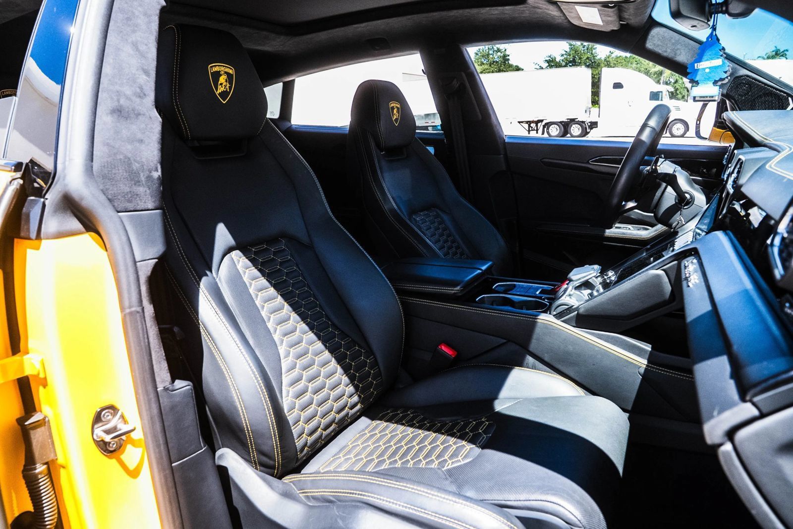 Used 2021 Lamborghini Urus AWD/4WD image 40