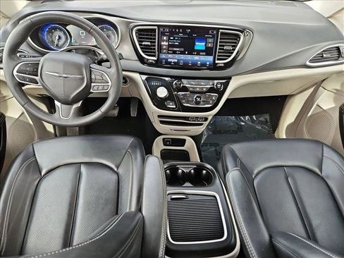 Used 2024 Chrysler Pacifica Touring-L image 16