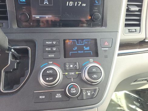 Used 2017 Toyota Sienna Limited image 20
